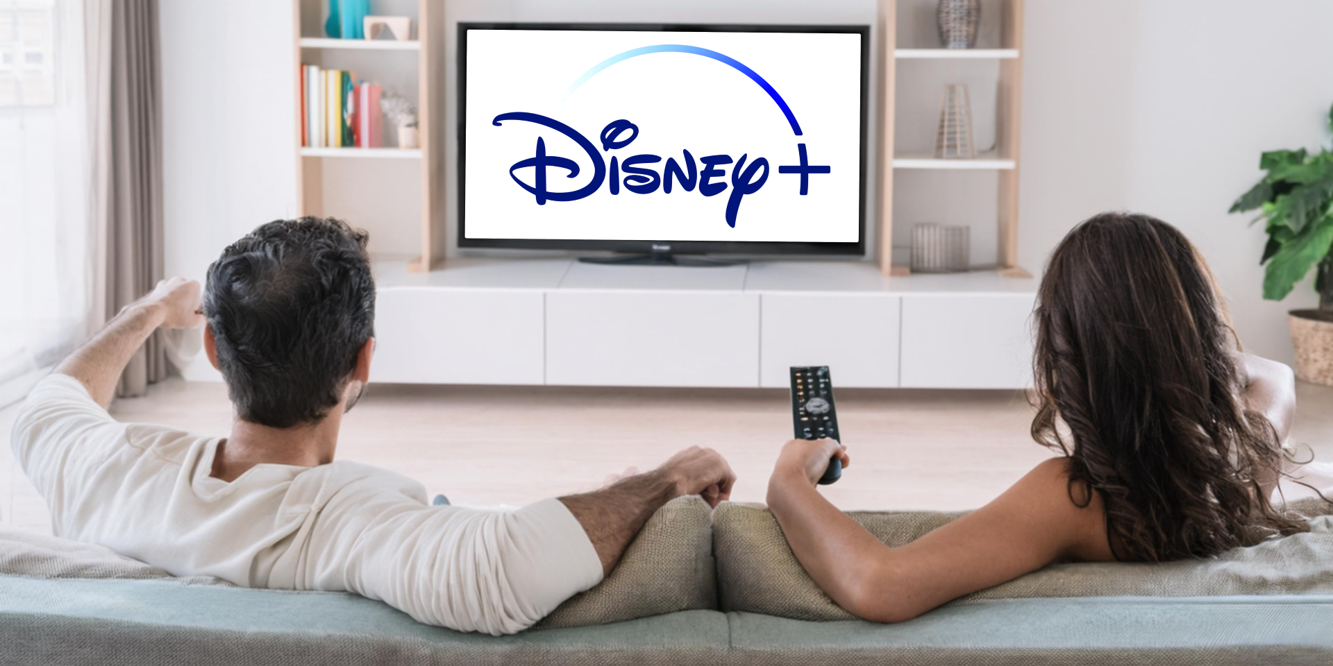 couple regardant la TV sur Disney+