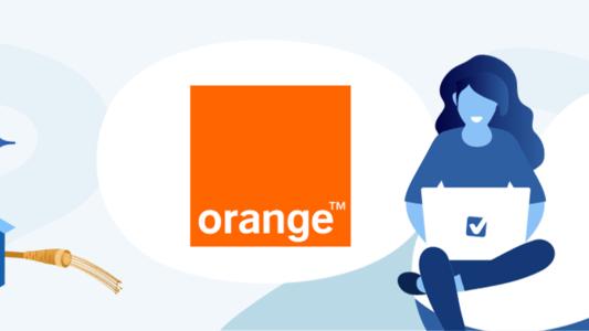 femme avec ordinateur logo orange maison câble fibre