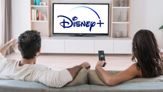 couple regardant la TV sur Disney+