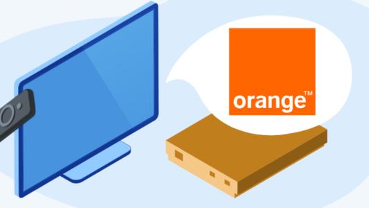 Main appuyant sur télécommande, TV, décodeur et logo Orange