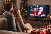 couple regardant la TV à Noël